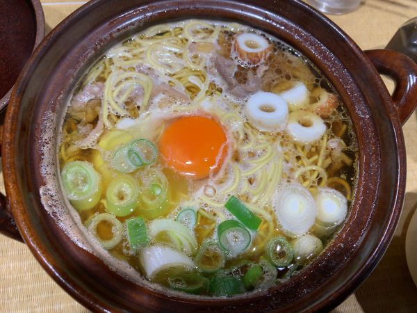 「冬季限定　鍋焼きらーめん 白飯付き1000円、追い生卵100円」@手打 親鶏中華そば 綾川の写真