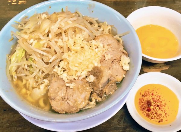 「小麺少なめニンニクラー油+生卵」@らーめん玄の写真