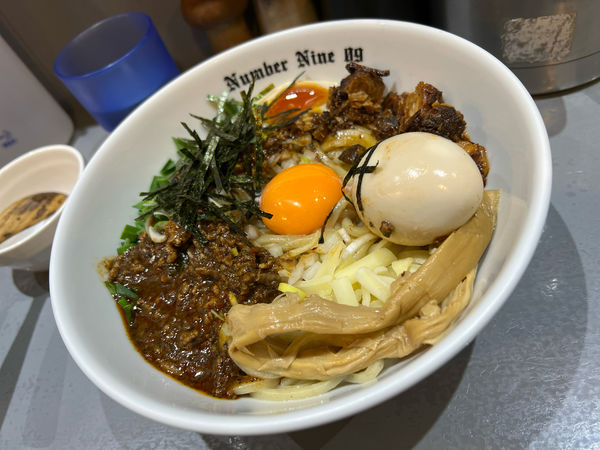 「汁なしブラック＋卵黄」@麺Dining Number Nine 09の写真