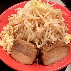 ブタメン（中）（750円）ニンニクヤサイ