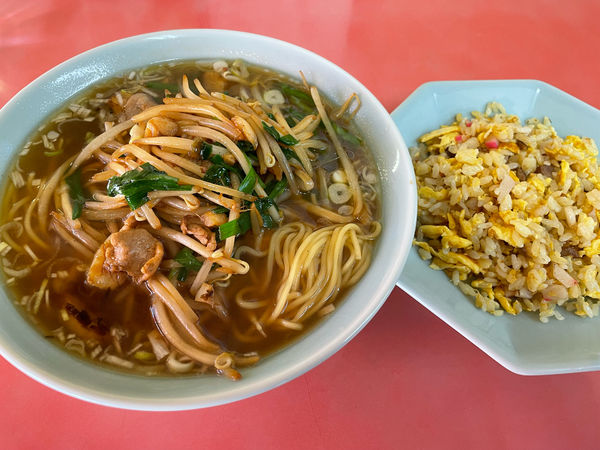 「ベトコンラーメン650円、半チャーハンセット290円」@ラーメン 新京の写真