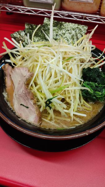 「白ネギラーメン」@家系ラーメン王道家直伝 との丸家 松飛台店の写真