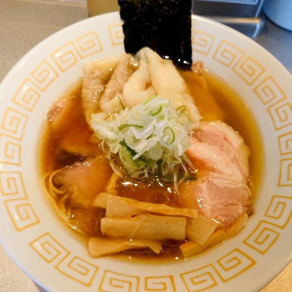 「特製ワンタン麺黒だし 　1000円」@麺や くろえもんの写真