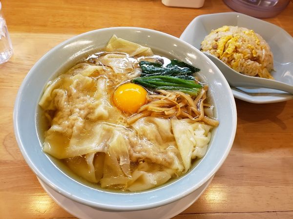 「半チャーハンセット(月見ワンタン 淡麗醤油)」@月見ワンタンメン専門店 三日月 大森北口店の写真