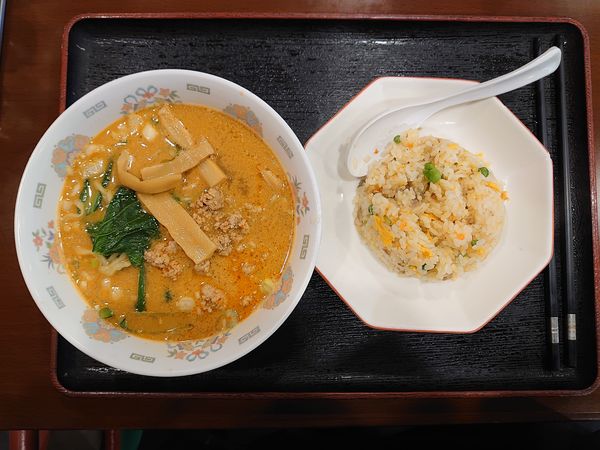「担々麺・半チャーハン」@金春 新館の写真