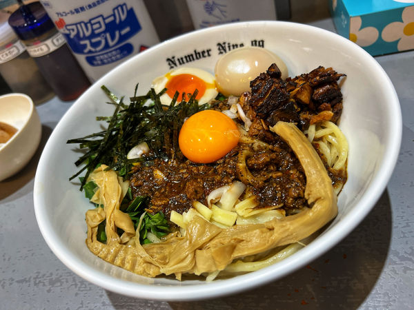 「汁なしブラック＋卵黄」@麺Dining Number Nine 09の写真