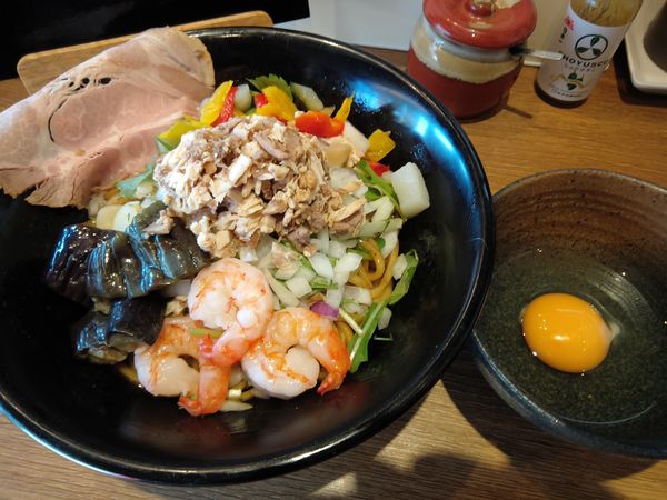 「スタミナまぜそば　８５０円　サービスチャーシュー」@桔梗と空の写真