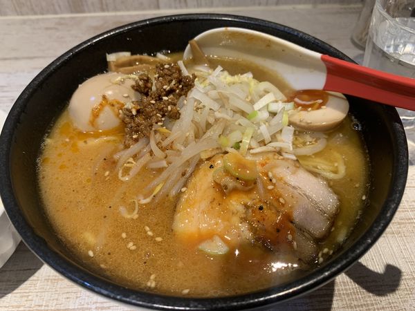 「辛味噌ラーメン味玉トッピング」@麺屋 誉の写真