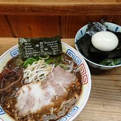 黒マー油豚骨+半熟玉子替えめし