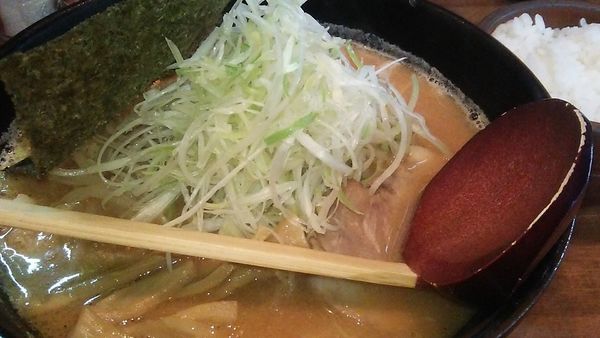 「白ねぎ味噌らーめん 860円+白めし(小) 160円」@麺酒場 でめきんの写真