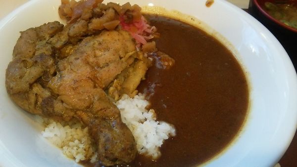 「ほろほろチキンカレー並盛 680円＋みそ汁 80円」@すき家 神保町駅前店の写真