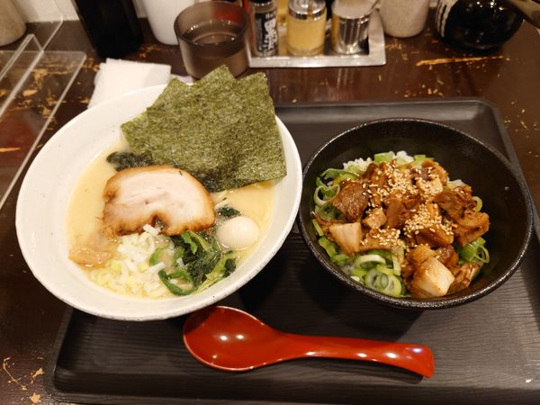 「塩豚骨ラーメン 780円 + 肉飯 280円」@横浜家系ラーメン 坂戸家の写真