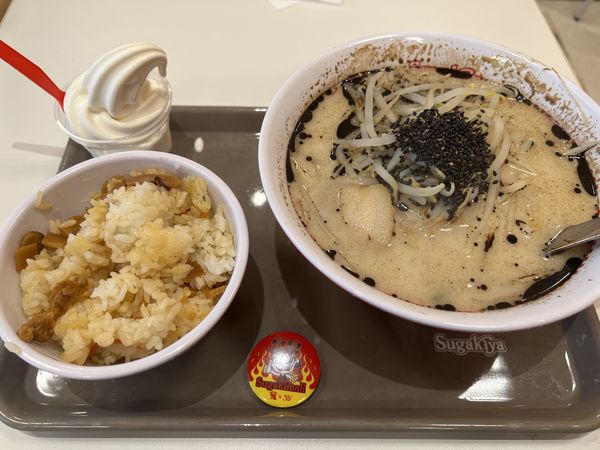 「悪魔の黒ラーメン490円＋五目・ソフトセット280円」@スガキヤ イオンタウン本巣店の写真