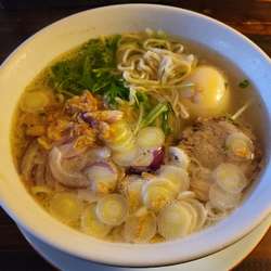 味玉鳥塩 ラーメン 880円 ※限定