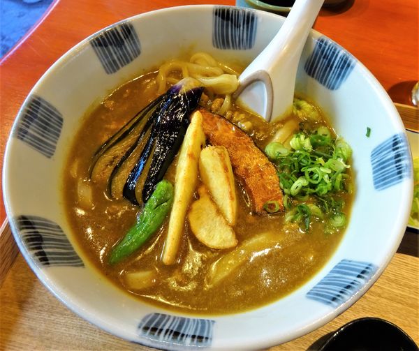 「名水地鶏のカレーうどん（素揚げ野菜付き）　900円」@村松物産店の写真