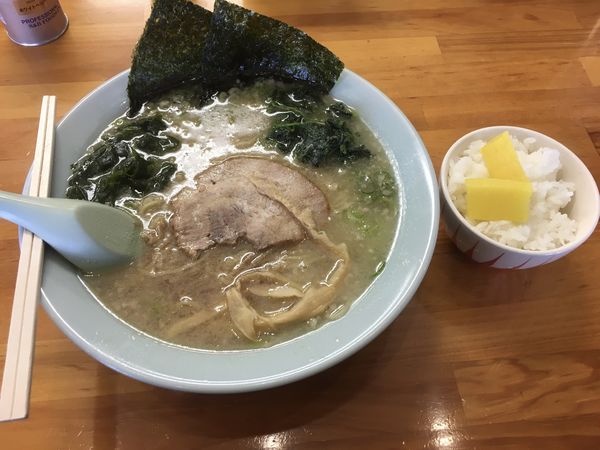 「正油ラーメン(650¥)半ﾗｲｽﾓｰﾆﾝｸﾞｻｰﾋﾞｽ」@ラーメンショップ 足利50号店の写真