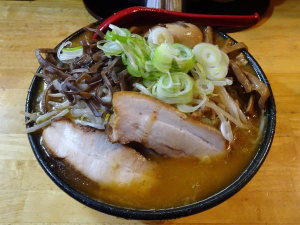 「味噌豚骨らーめん：中（980円）＋味玉（100円）」@パワー軒の写真