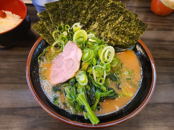 「ネギラーメン+ほうれん草+海苔」@横浜家系らーめん 武術家の写真