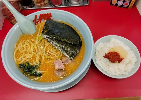「特製味噌 ネギラーメン 890円+コロチャー (6個)120円」@ラーメン山岡家 小山駅南店の写真