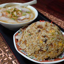 スープと言う名の味噌チャーシューメン付チャーハン 900円