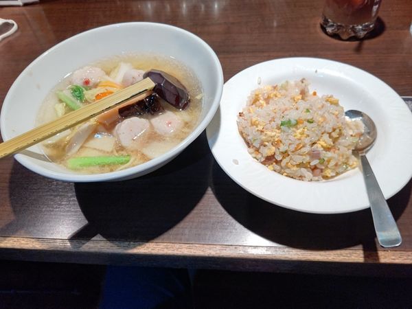 「本日のランチ①(つみれ入り野菜ラーメン&五目炒飯)850円」@上海華龍 ヤマダ電機LABI1高崎店の写真