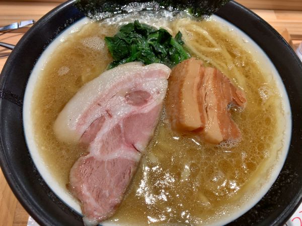 「豚骨醤油（百麵）」@ラーメンWalkerキッチンの写真