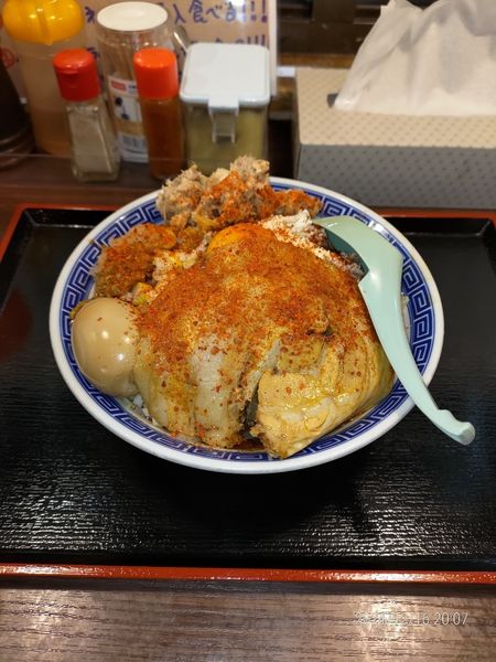 「レッドまぜそば＋ほぐし豚＋味玉」@山勝角ふじ 二十世紀が丘店の写真
