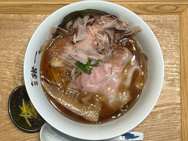 「出汁そば黒」@麺屋猪一 本店の写真