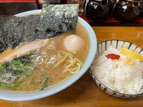 「中盛り850円、のり100円、味玉100円、半ライス100円」@千葉家の写真