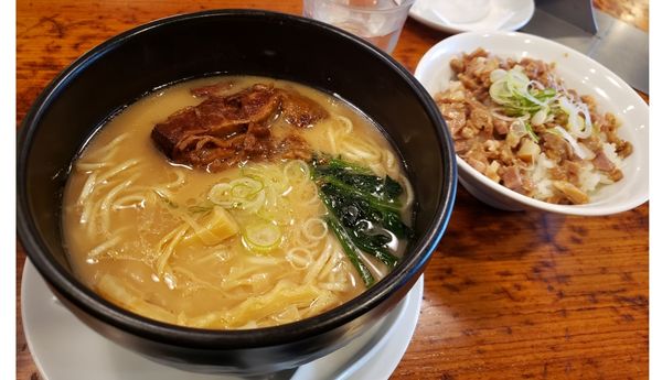 「空海 牛バラ麺(醤油)+チャーシューご飯」@麺屋 空海 恵比寿店の写真