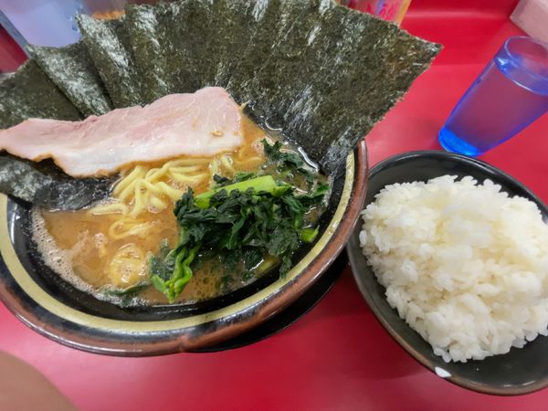 「ラーメン中盛り、のり、アブラ多め固め」@家系ラーメン 王道 いしいの写真