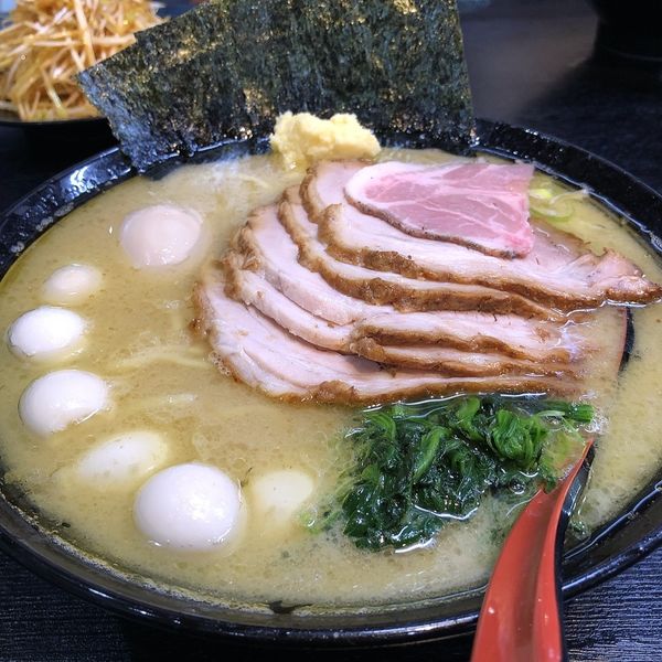 「塩豚骨ラーメン大盛り880円チャーシュー4枚増し400円山盛り塩」@横浜家系ラーメン 源絆家の写真