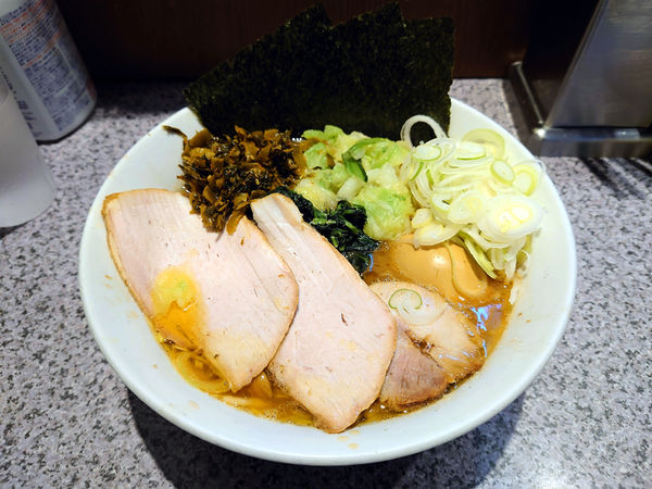 「限定 家系らーめん+ネギ+キャベツ+激辛高菜」@ラーメン宮郎の写真