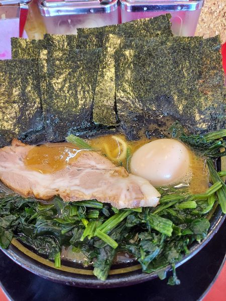 「ラーメン＋ほうれん草＋味玉+Twitter海苔＋半ライス」@家系ラーメン 王道 神道家の写真