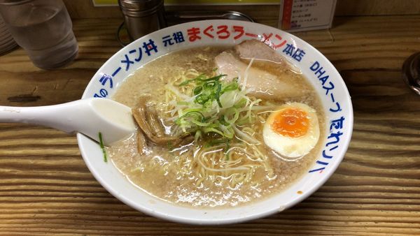「正油ラーメン¥890+大盛¥100」@元祖まぐろラーメン 本店の写真