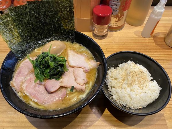 「チャーシューラーメン_味玉_ライス」@横横家 仙台店の写真