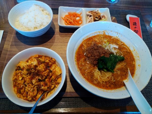 「ランチCセット（担々麺、半麻婆豆腐、ライス、前菜2品）1000円」@担々麺 錦城 上前津店の写真