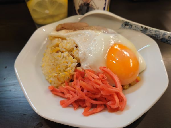 「半チャーハン320円＋味玉100円（目玉焼）」@メンショップ アキラの写真