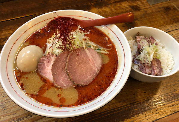 「辛味噌らーめん＋ランチチャーシュー丼.味玉」@東京味噌らーめん 鶉の写真