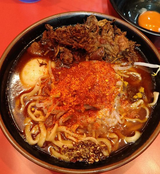 「辛いらーめんミニ+ほぐし豚､カレー粉､生卵」@麺屋 桐龍 久喜店の写真