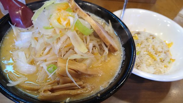 「味噌ラーメン、半チャーハン」@萬馬軒 九段下店の写真