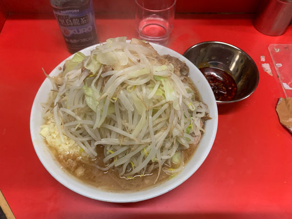 「小ラーメン　ニンニク少なめヤサイアブラ+大蒜洋葱油辣椒(¥50)」@ラーメン二郎 松戸駅前店の写真