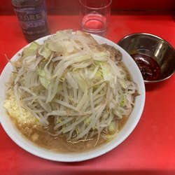 小ラーメン　ニンニク少なめヤサイアブラ+大蒜洋葱油辣椒(¥50)