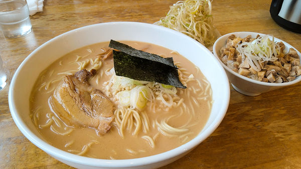 「極豚骨らーめん+1.5玉増し+ネギ+チャーシューめし」@つけめん 美豚 あきる野店の写真