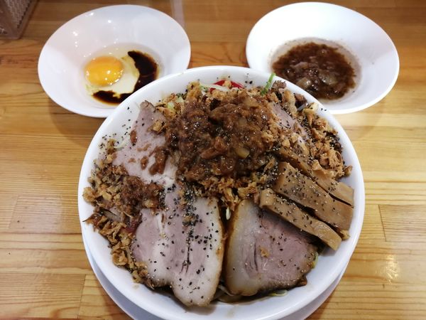 「汁なし八二郎BLACK(300g)＋タレタマゴアブラセット」@らーめん まるはちの写真