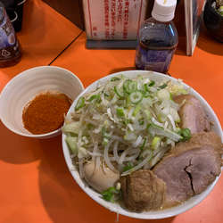 らーめん+豚券　野菜ネギ両方マシマシちょいニンニク