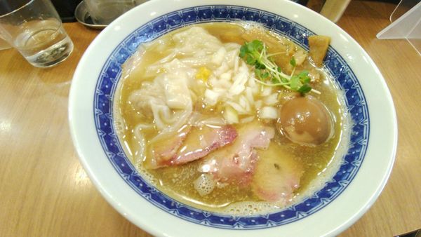 「いりこワンタンチャーシュー味玉」@MENクライの写真