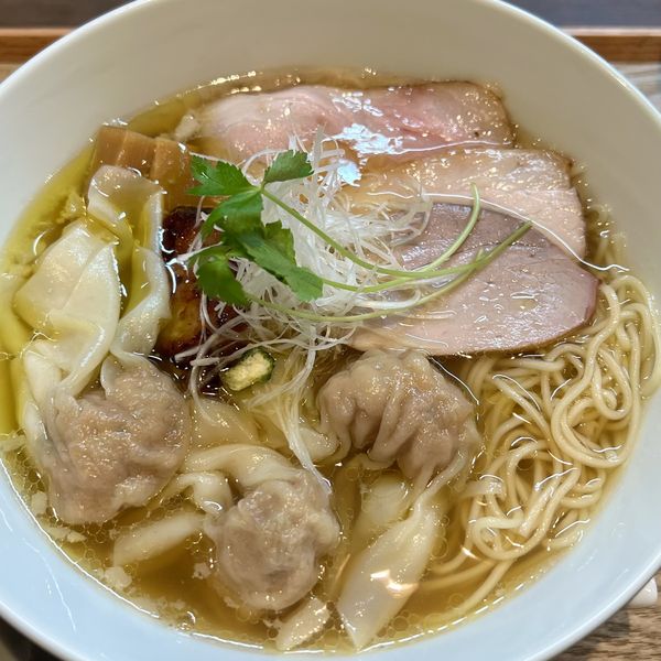 「白醤油わんたん麺」@らぁ麺 紫陽花の写真