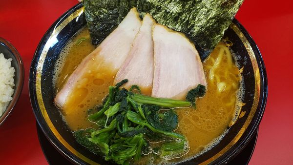 「チャーシューメン３枚＋ライス」@家系ラーメン王道家直伝 との丸家 松飛台店の写真