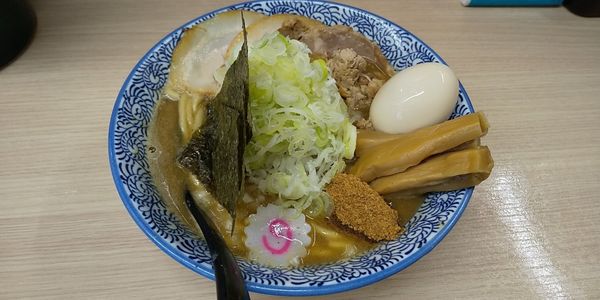 「特製トッピング+狼煙濃厚ラーメン」@狼煙 大宮店の写真